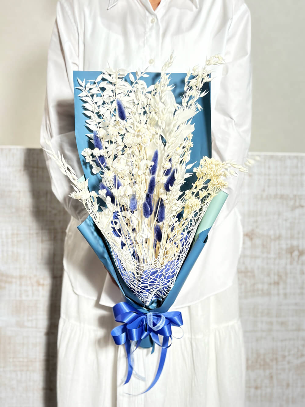 白と青のプリザーブドフラワー花束