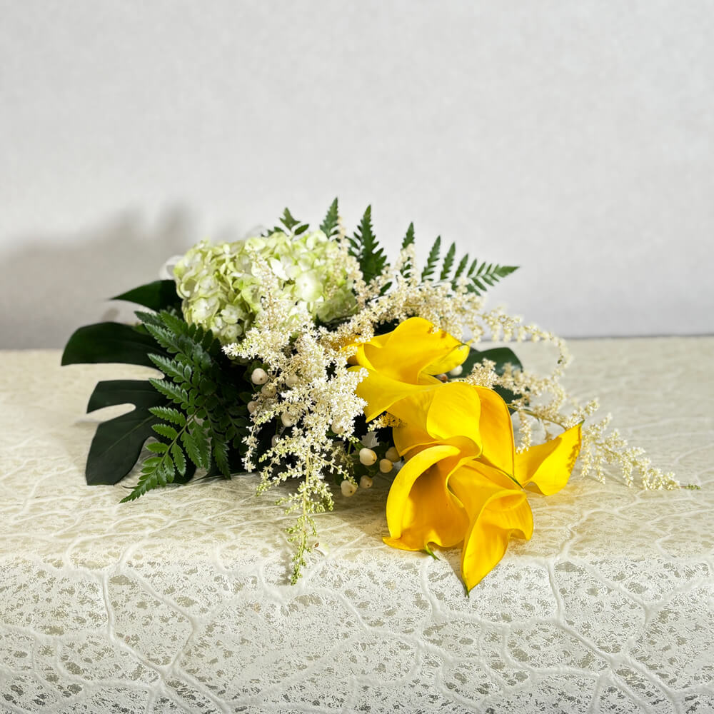 黄色のカラーのナチュラルブーケ(ブトニア付き)
