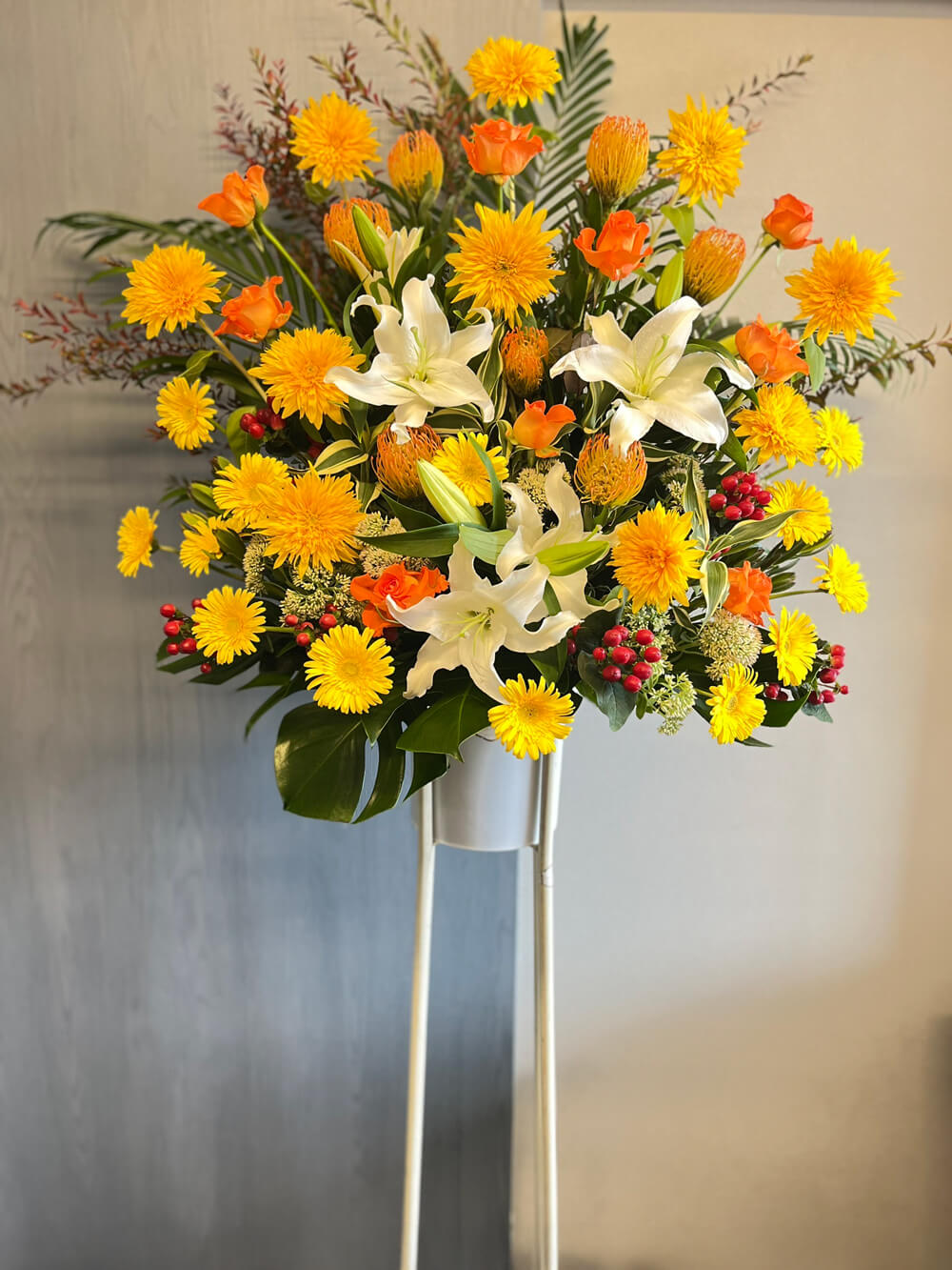 季節のお任せ 黄色オレンジ系 スタンド花