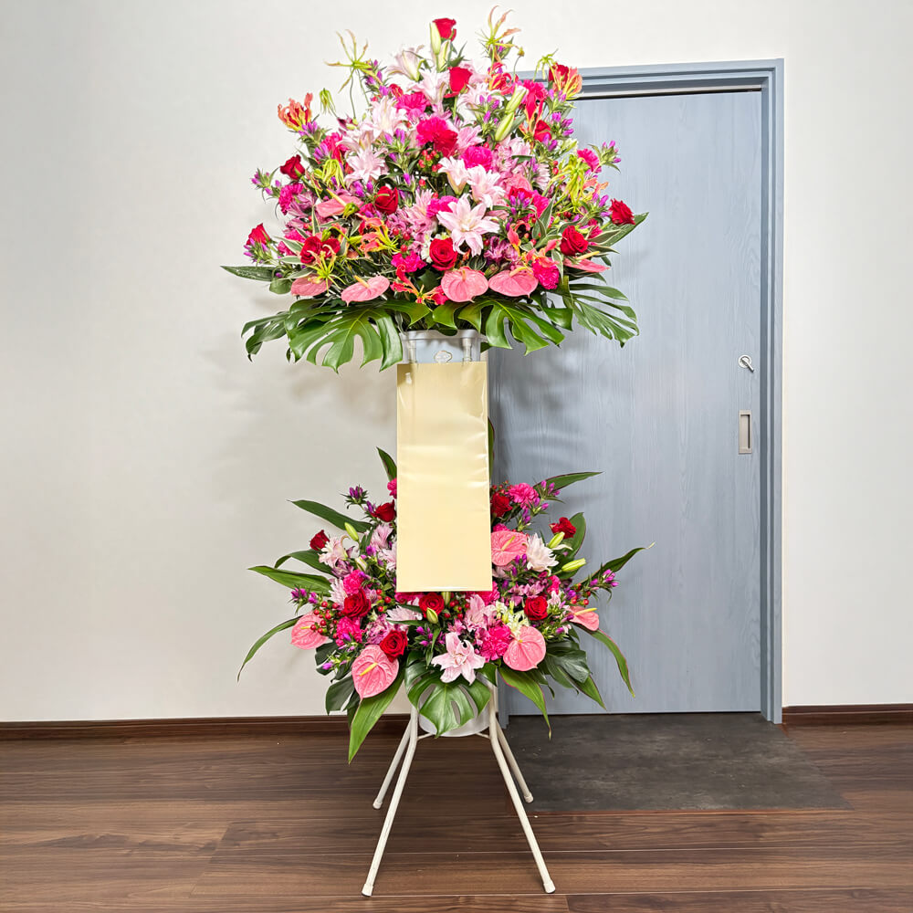 季節のお任せ 2段 スタンド花 – 花のブルーメンノイエ