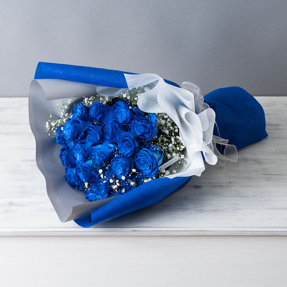 青いバラ20本とかすみ草の花束 – 花のブルーメンノイエ