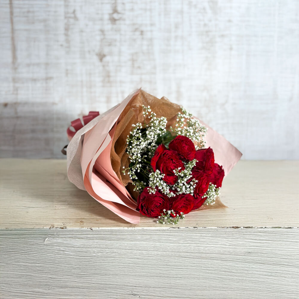 赤バラとかすみ草の花束