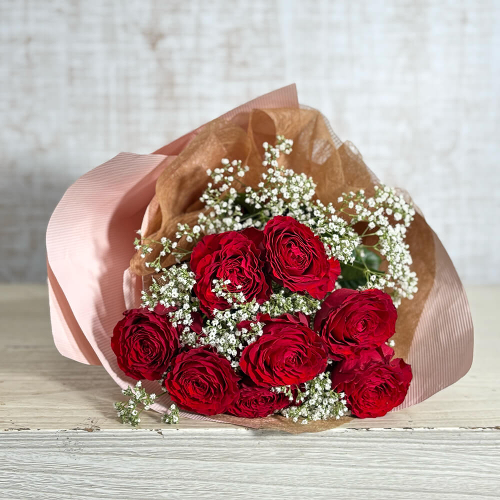 赤バラとかすみ草の花束
