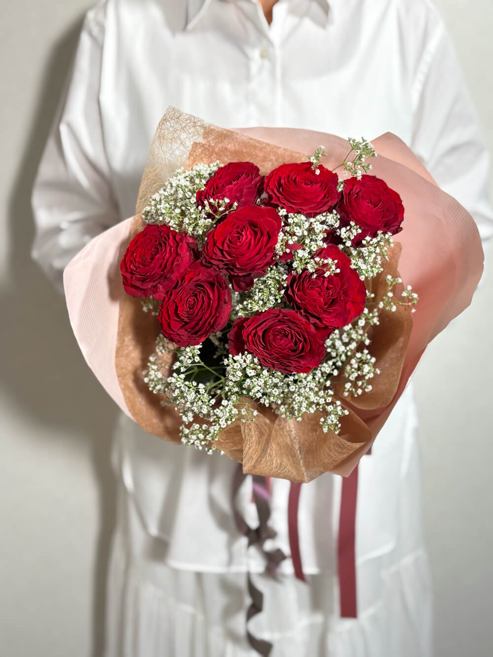赤バラとかすみ草の花束