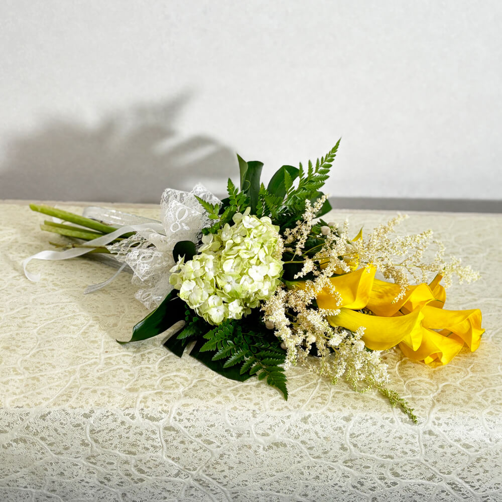 黄色のカラーのナチュラルブーケ（ブトニア付き）