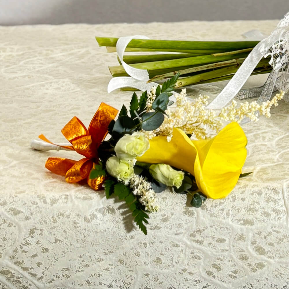 黄色のカラーのナチュラルブーケ（ブトニア付き）