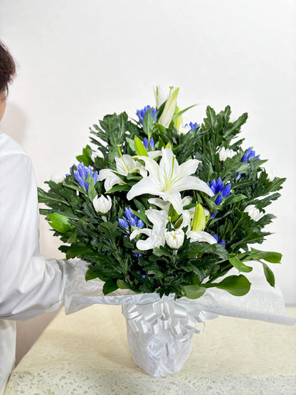 ユリと菊 お供えアレンジメント