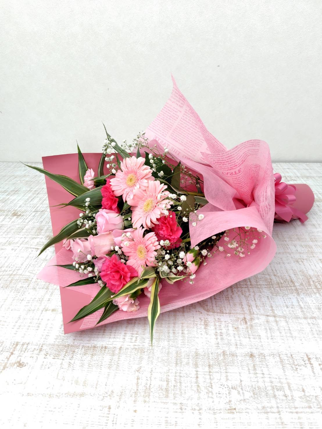 ピンクの薔薇とガーベラとカーネーションの花束
