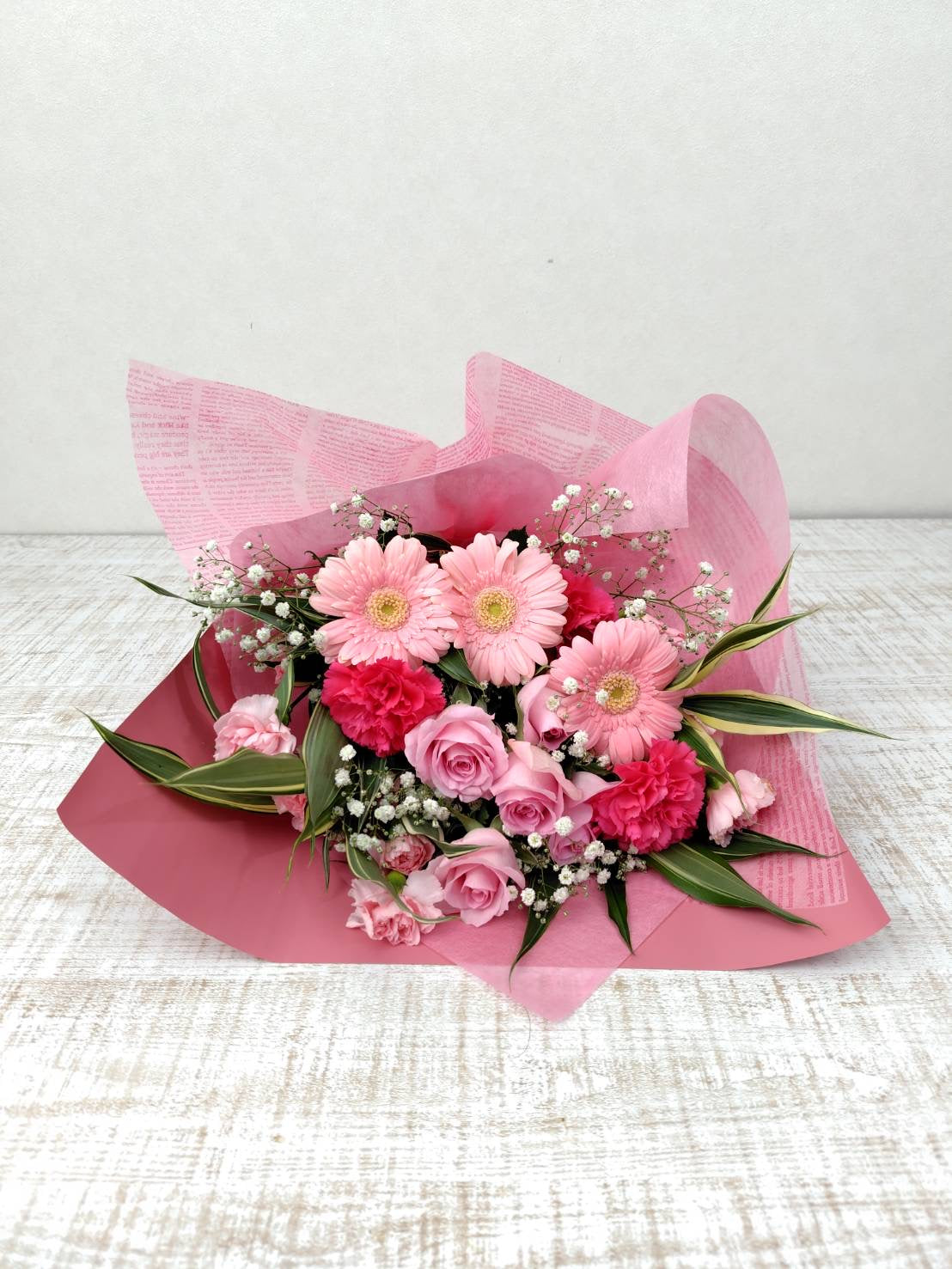 ピンクの薔薇とガーベラとカーネーションの花束