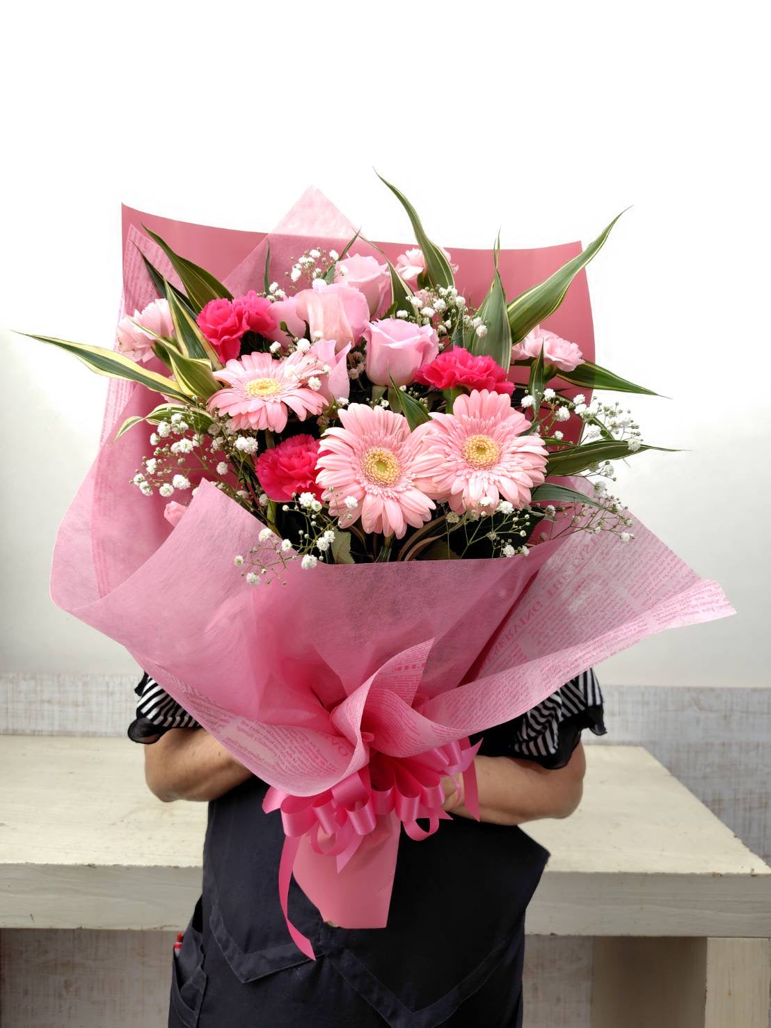ピンクの薔薇とガーベラとカーネーションの花束