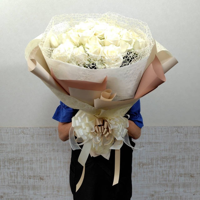 白バラ33本の 花束