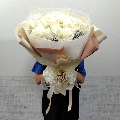 白バラ33本の 花束