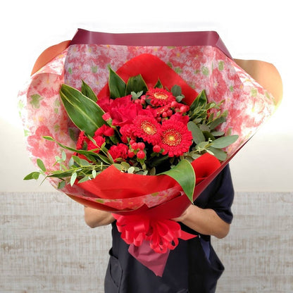 赤バラとガーベラの花束