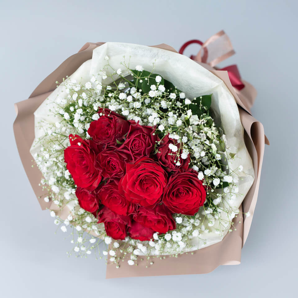 赤バラ12本の花束（かすみ草入り） – 花のブルーメンノイエ