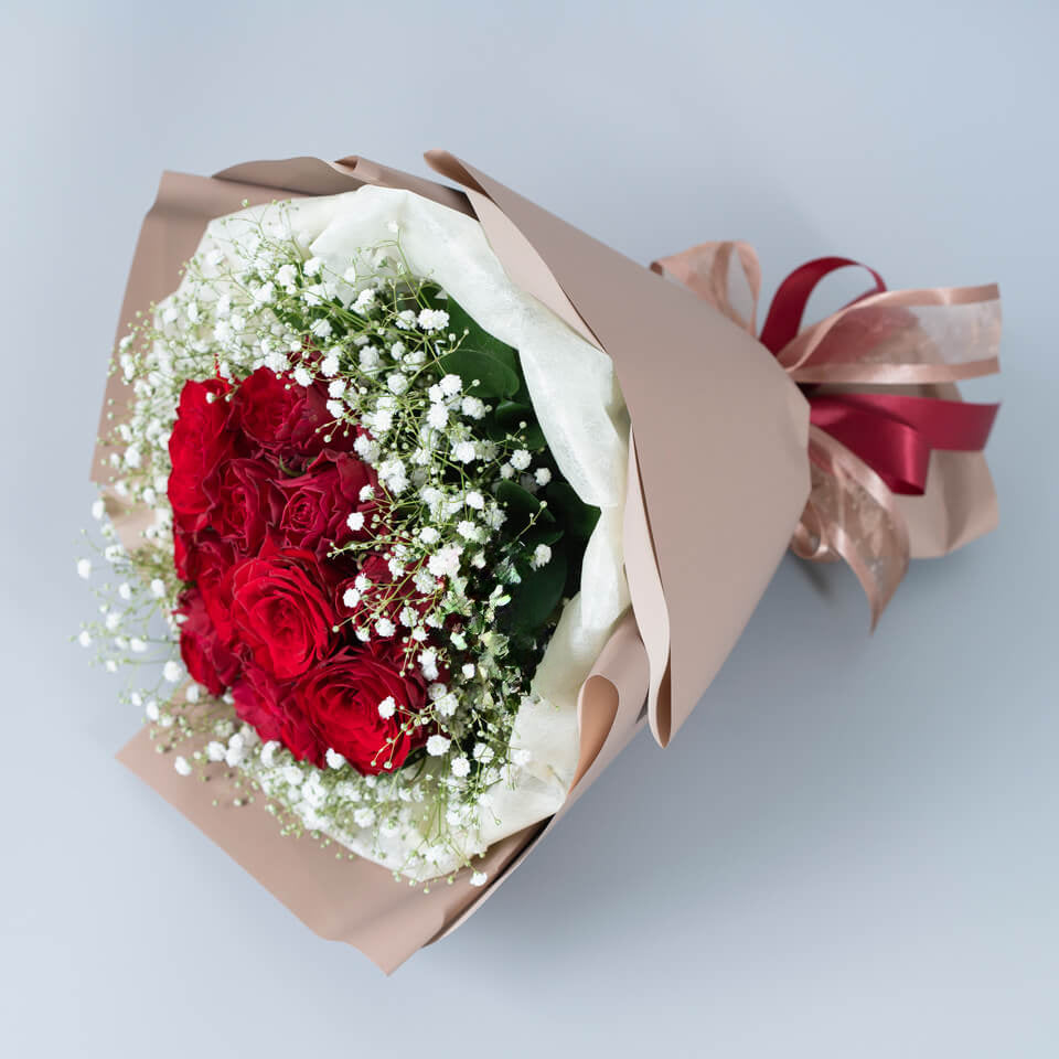 赤いバラ 12本入り 花束 赤バラ12本の花束（かすみ草入り） – 花のブルーメンノイエ