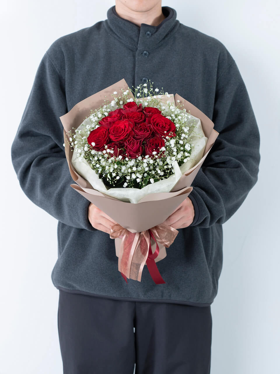 赤バラ12本の花束（かすみ草入り） – 花のブルーメンノイエ