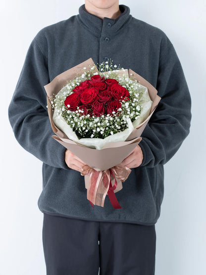 赤バラ12本の花束（かすみ草入り）