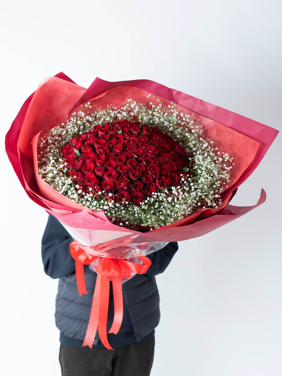 赤バラ108本の花束（かすみ草入り）