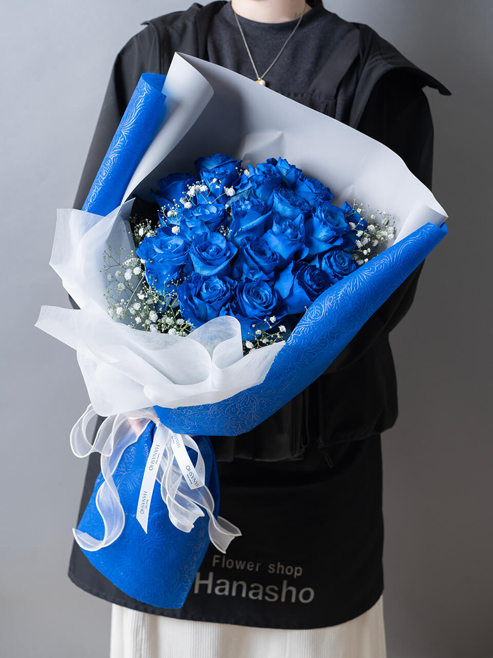 青いバラ20本とかすみ草の花束 – 花のブルーメンノイエ